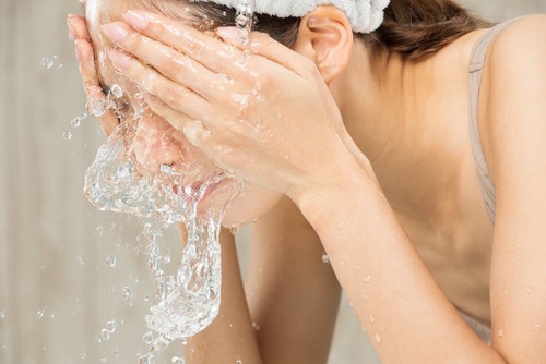बेस्ट फेस वॉश कौन सा है चेहरे की गहराई से सफाई के लिए?