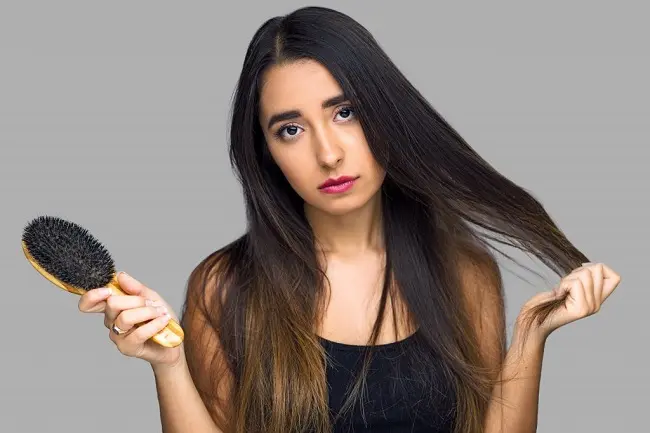 बाल क्यों झड़ते हैं? – कारण, रोकने का इलाज एवं उपाय